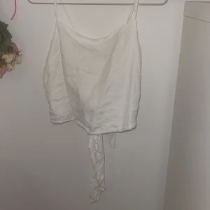 TOPP - kort topp med knytning i ryggen storlek L men passar en stor M också 