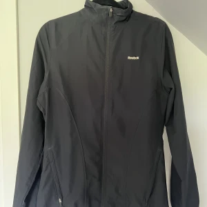 Reebok vindjacka - En väldigt tunn jacka från Reebok. Knappast använd❤️