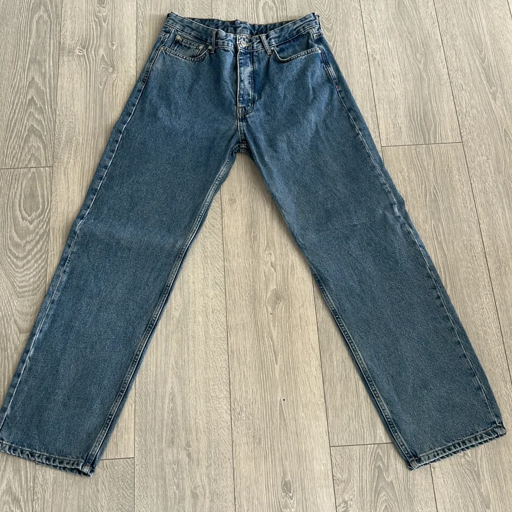 Säljer ett par helt oanvända blåa jeans från zara, därav är skicket 10/10. Jeansen är i storlek EUR 40. Pris: 195+frakt. Jeans & Byxor.