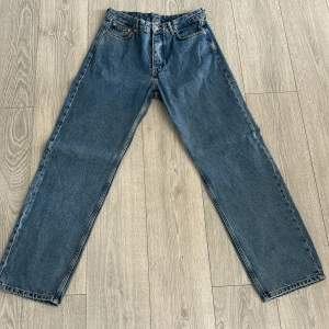 Säljer ett par helt oanvända blåa jeans från zara, därav är skicket 10/10. Jeansen är i storlek EUR 40. Pris: 195+frakt