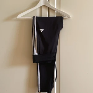 Byxor Adidas - Superfina och sköna Adidasbyxor i ett lite tunnare material, vilket är skönt.☁️ Hör av dig vid funderingar.💌