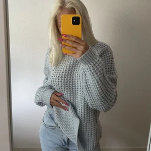 Stickad tröja - Säljer denna blå stickade tröja som är ganska oversized! Ifrån lager 157 och använd endast 1 gång💕