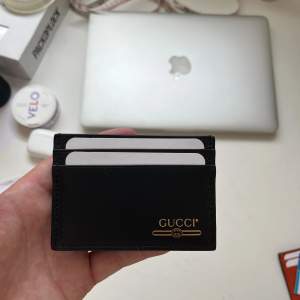 Säljer denna Gucci Cardholder Skick: Som ny 4 credit card slots 1 middle slip pocket