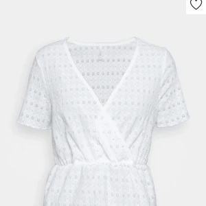 Vit blus - Säljer super fin vit blus pga av att den är för stor för mig.🤍