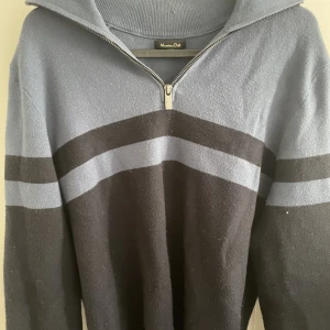 Half cip - Säljer denna half cip tröja från Massimo dutti Ord pris 599 Mitt pris 350