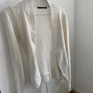 kofta - Vanlig vit kofta med snörning i ryggen. Pris går alltid att duskutera om inte annat står 💕💕