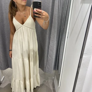Bikbok långklänning - Säljer denna helt oanvända långklänning i krämvit/beige. Klänningen är från bikbok och kostade 599kr nypris. Säljer då den är lite stor för mig💗