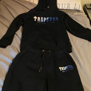 Trapstar dress  - Trapstar dress i storlek L  Knappt använd och ett grymt skick Använder inte längre så därför säljer jag vidare  Kan passa M men storleken är 