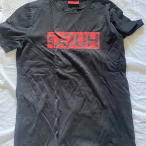 Hugo boss t-shirt - Ganska använd men ändå inte väldigt bra skick, inga hål eller märken.