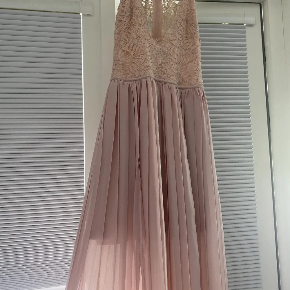 Rosa balklänning från ”rare london” hittar inte den på hemsidan och har ingen bra bild på den på men den är mycket finare på än vad den ser ut.. Klänningar.
