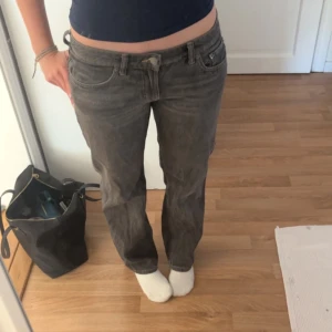 Weekday jeans  - Säljer mina arrow low straight jeans från weekday🤍Pris går att diskutera🤍#lowwaist #lågmidjade #weekday #grey #jeans #grå #straight #arrow #lowwaistjeans 
