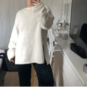 Stickad tröja hm  - Säljer denna tröja från hm då den ej satt rikrigt som jag ville💕💕 jätte bra skick och lite beige vit i färgen! 
