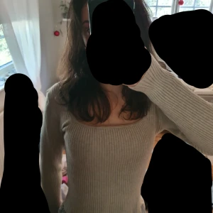 Beige långermad tröja  - Jette fin Beige långermad tröja från lindex i lite tjockare material men som tyvär inte kommer till användning då den inte sitter som jag hadde velat på mig    Hör av dig vid fler frågor eller bilder💗