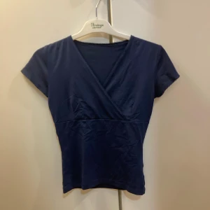 🍒BLÅ TOPP🍒 - 🍒TRUE BLUE🍒 Kortärmad vringad söt blå topp med picotkant i fint skick utan några fel.🍒
