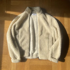 Weekday Sherpa Jacket  - Köpt från Weekday för länge sedan, väldigt tunn material så jackan behöver lite layering om man ska använda inför vinter annars är den bra för hösten 