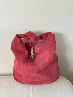 Rosa valentino mocka väska  - Jättesöt väska i mocka, har dock lite fläckar som säkert går bort om man gör det på rätt sätt för detta material.