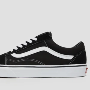 Vans - Svarta vans skor med litet jack på sidorna. Stl 37