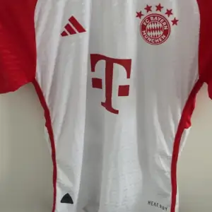 Säljer en Bayern tröja använd 1-4 gånger inget fel på den är som ny.