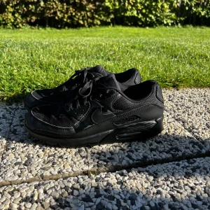 Nike airmax - Ett par snygga Nike airmax skor i storlek 45. Fint skick och i princip oanvända, (väldigt få gånger). Hör av er vid intresse🖤nypris - 1599kr, mitt pris - 525kr