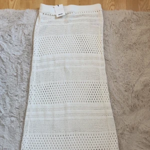 Lång broderi kjol  - Köpte denna kjol i somras då jag trodde den skulle komma till användning men har aldrig använt den. Prislappen e kvar och den är i nyskick❤️‍🔥 den är köpt för 399kr🫶