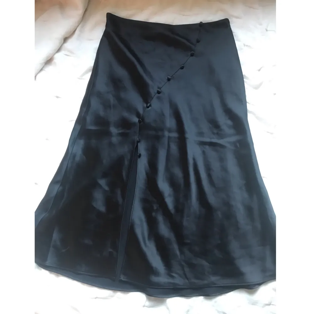 Säljer denna svarta satin kjol som bara varit använd ett fåtal gånger. . Kjolar.