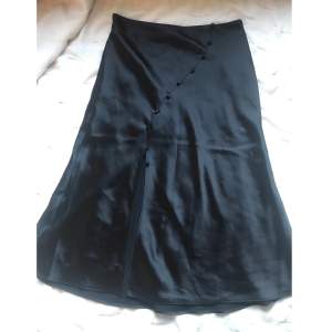 Säljer denna svarta satin kjol som bara varit använd ett fåtal gånger. 