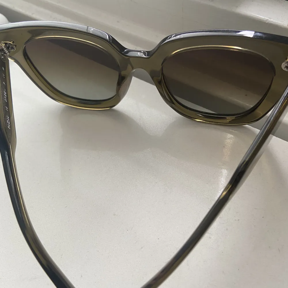 Eftersom sommaren är över säljer jag dessa chimi solglasögon som är i väldigt bra skick.   Nypris: 1250kr. Accessoarer.