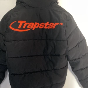 Äkta trapstar bra pris!!! - Köpte den vintrar sen från nosaucetheplug som säljer äkta märkeskläder för dyrare pris, köpte den för 4500 men säljer för 1500, 1000 vid snabb affär 