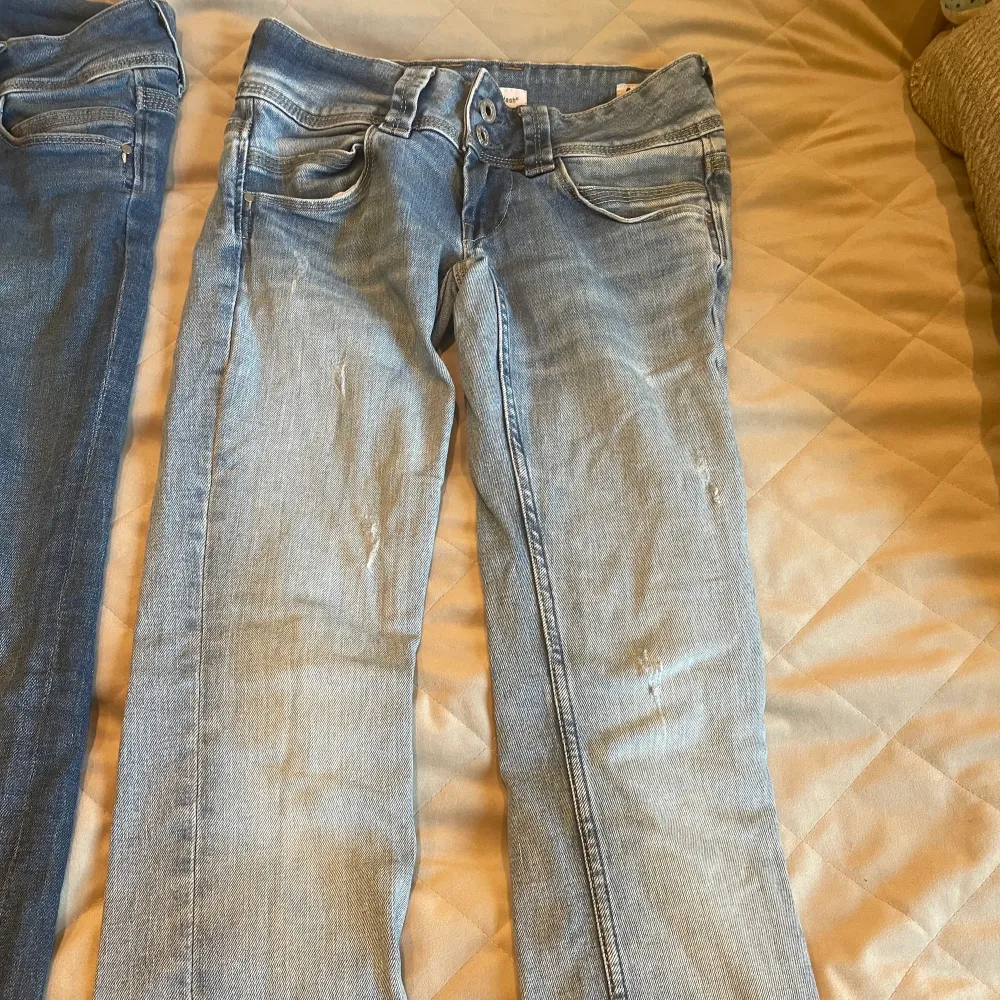 Säljer dessa fina ljusblåa jeans från pepe. Köpa från zalando. Inga defekter, fint skick: . Jeans & Byxor.