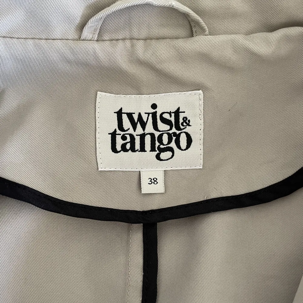Trenchcoat från Twist & Tango i storlek 38.  Skick: använd men i fint skick . Jackor.