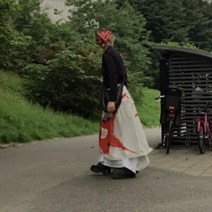 Kjol - Min design, en kjol med en under volang. Den har en målad stjärna-hjärta-grej på och har lagt ner ca 7-9 tim på den. För mer bilder och detaljer - hör av er :)