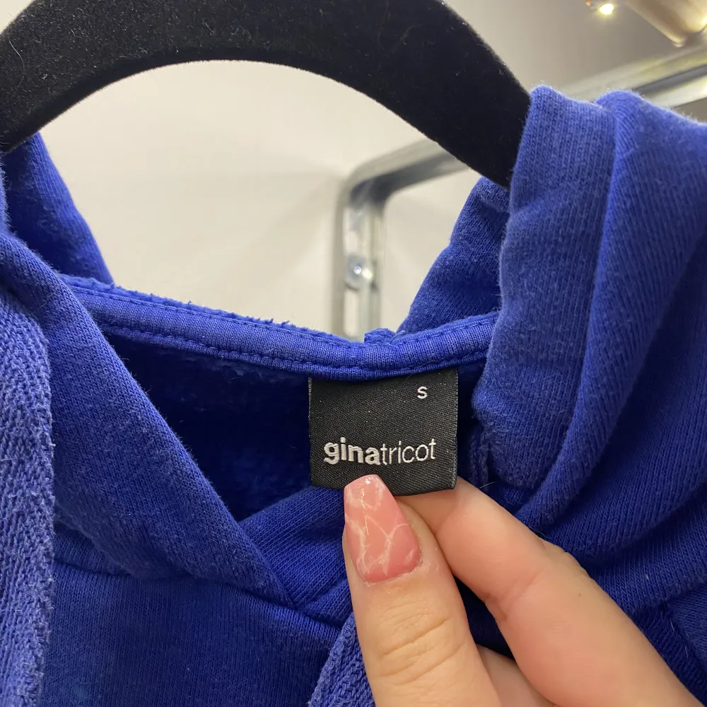 Säljer en mörkblå hoodie i storlek S från ginatricot som tyvärr inte kommer till användning 🫶🏻. Hoodies.
