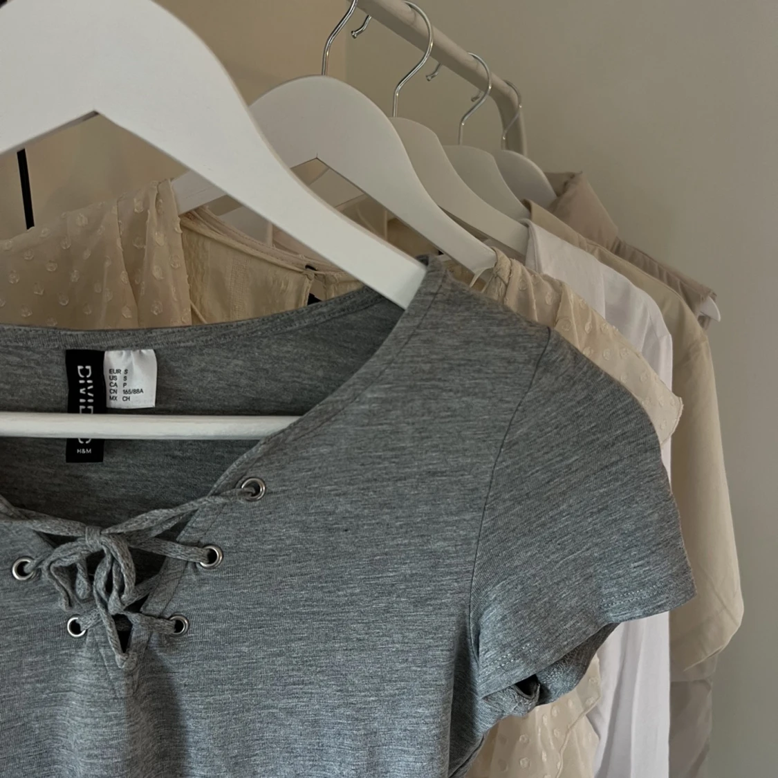 Grå t-shirt med snörning - 90