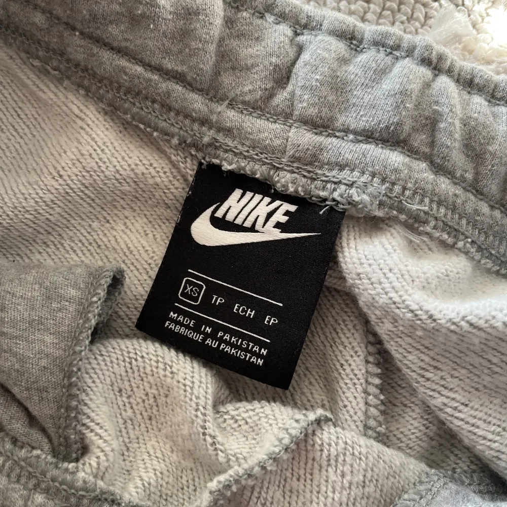 Hej! Säljer mina fina Nike mjukis som inte kommer till användning.💗 de är i väldigt fint skick, kommer inte ihåg vad den kostade.💗 köparen står för frakten! Endast swish! Priset kan diskuteras💗. Jeans & Byxor.