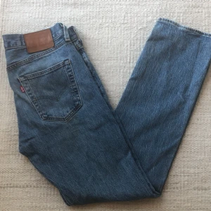 Levis 501 30/32 - Säljer dessa snygga Levi’s 501 med riktigt fet tvätt, nypris 1099 köp för 399. Skick 8/10 med ett extremt litet hål strax under bältet. Skickar via postnord eller möts upp i stockholm🤝😍