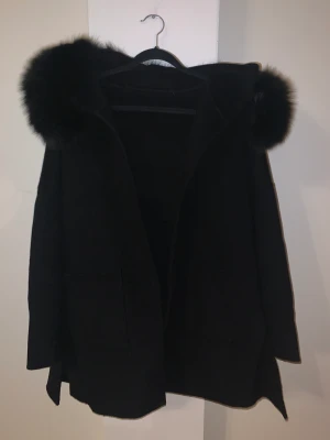 Kappa - Köpte den för ungefär 2 år sen, den är i fint skick dock är en av knapparna sönder samt de som håller bandet upp.