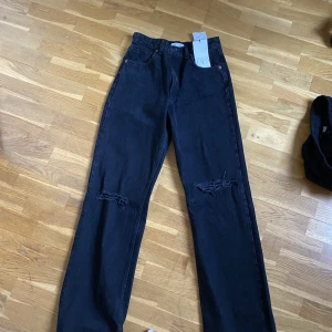 Svarta baggy jeans med hål  - Helt nya baggy jeans från zara, aldrig använda. Sitter så fint och tajt på kroppen. Skick 10/10. Strl 38 men passar även 36.