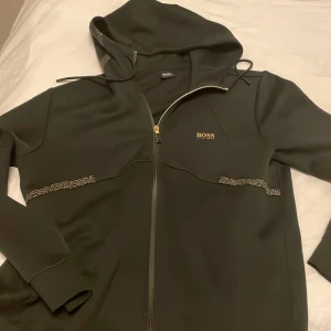 Boss tröja  - Svart Hugo boss zip up/tröja med luva Size L nyskick