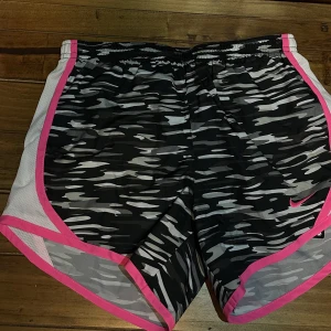 Nike Badshorts  - Helt nya Nike badshorts samt  etikett kvar!  Passar bra till träna, bada i dem också! 