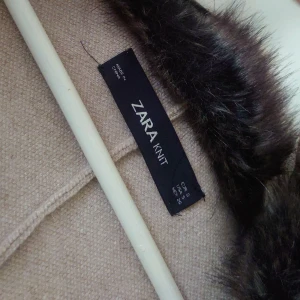 ZARA FAKE PÄLS  - Oanvänd poncho/kappa från ZARA storlek 36 också försttor och nyskick