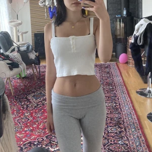 Brandy Melville linne  - Säljer detta söta linnet från Brandy Melville! Använt fåtal gånger, bra skick:) Kolla gärna min profil för mer brandy osv 💓