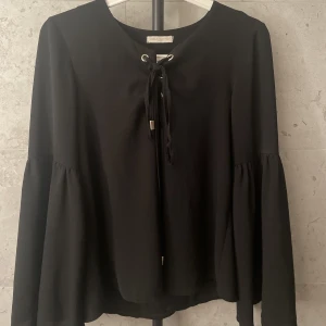 Svart blus - Säljer denna super fina blusen då den inte kommer till så stor användning nu när jag rensat lite💕den är varsamt använd och har inga defekter jag kan se❤️