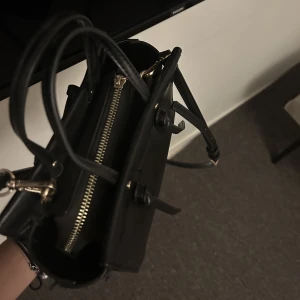 Väska  - Superfin väska!! 💘💘 köptes på zara och använd vid ett tillfälle, så i nyskick!! 