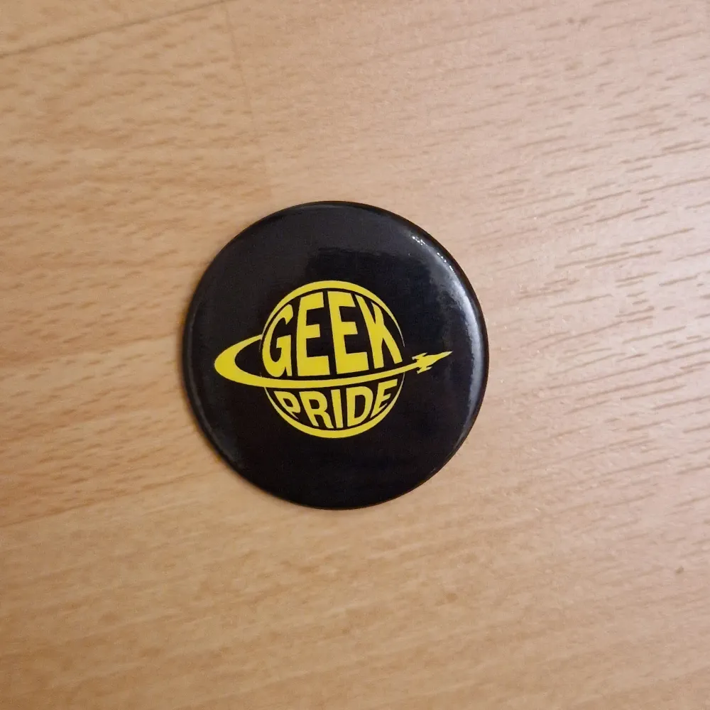 Geek pride pin från Science Fiction Bokhandeln. Ca 4 cm i diameter.  Kan skickas som brev, då blir frakten 15 kr, skriv så fixar vi det! 🥰. Accessoarer.