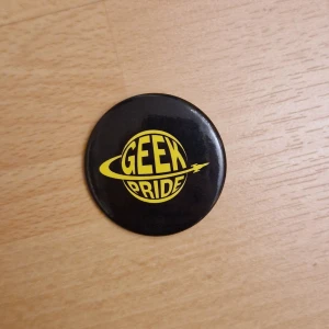 Geek pride pin - Geek pride pin från Science Fiction Bokhandeln. Ca 4 cm i diameter.  Kan skickas som brev, då blir frakten 15 kr, skriv så fixar vi det! 🥰