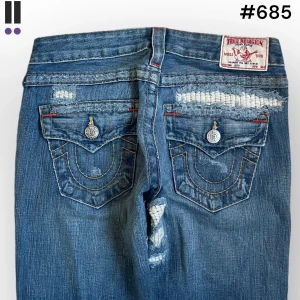 #685 bootcut lågmidjade true religion  - True Religion jeans i model Joey 💜 Tag 26W 💜Midja (rakt över) 36cm 💜 Innerben 74cm 💜 Ytterben 98cm 💜 Benöppning 23cm 💜 Uppsydda, lagningar 💜Våra mått blir W=28 och L=29 💜 Men jämför alltid måtten med dina bästa jeans💜685
