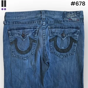 baggy true religion #678 - True Religion jeans i model Billy 💜 Tag 34W 💜Midja (rakt över) 49cm 💜 Innerben 72cm 💜 Ytterben 100cm 💜 Benöppning 27cm 💜 Smuts på vänster framben  💜Våra mått blir W=38 och L=28 💜 Men jämför alltid måtten med dina bästa jeans💜678