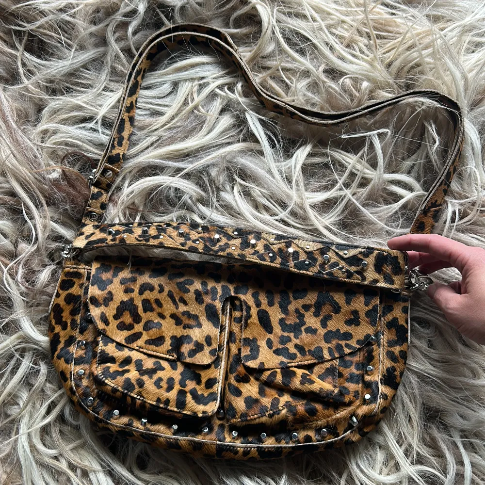 Leopardmönstrad väska från Unlimit  ▪️100% läder ▪️Nyckskick ▪️Nypris 1699kr. Väskor.