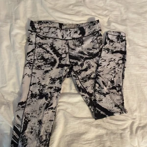 Träningsbyxor - Ett par marmor mönstrade träningsbyxor. Har knyte i midjan. 