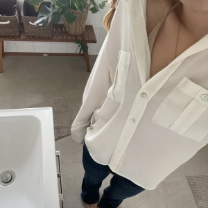 Vit blus  - Jättefin vit skjorta/blus! Strl M, men passar även S💓☺️